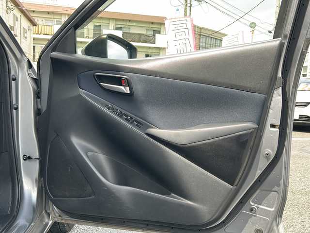 マツダ デミオ 13S 神奈川県 2016(平28)年 4.6万km アルミニウムメタリック 純正ナビ（FM/AM/BT/フルセグTV/USB）/バックカメラ/スマートキー/プッシュスタート/アイドリングストップ/D/N席シートヒーター/ETC/ドライブレコーダー/横滑り防止装置/純正フロアマット/純正ドアバイザー/オートライト/ステアリングスイッチ/電動格納ミウィンカーミラー/純正AW付サマータイヤ積込/ISOFIX/スペアキー×1/保証書/取扱説明書