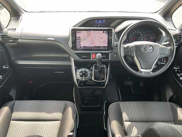 トヨタ ヴォクシー ZS 煌Ⅱ 岐阜県 2019(平31)年 4.4万km ブラッキッシュアゲハガラスフレーク 登録時走行距離43545km/純正１１インチＳＤナビ　/フルセグＴＶ　/両側パワースライドドア　/フリップダウンモニター１２，８インチ　/純正アルミホイール　/純正フロアマット/純正エアロ（前方）/バックカメラ　/前後ドライブレコーダー　/クルーズコントロール　/ドアバイザー/ＬＥＤライト/フォグランプ/オートライト　/ビルトインＥＴＣ/プッシュスタート/スマートキー/スペアキー1本/レーンキープアシスト/アイドリングストップ/横滑り防止装置/盗難防止装置/衝突被害軽減システム/USB入力端子