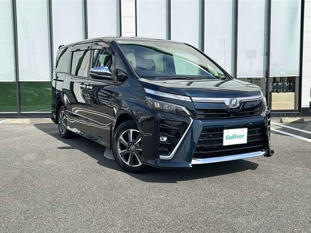 トヨタ ヴォクシー ZS 煌Ⅱ 岐阜県 2019(平31)年 4.4万km ブラッキッシュアゲハガラスフレーク 登録時走行距離43545km/純正１１インチＳＤナビ　/フルセグＴＶ　/両側パワースライドドア　/フリップダウンモニター１２，８インチ　/純正アルミホイール　/純正フロアマット/純正エアロ（前方）/バックカメラ　/前後ドライブレコーダー　/クルーズコントロール　/ドアバイザー/ＬＥＤライト/フォグランプ/オートライト　/ビルトインＥＴＣ/プッシュスタート/スマートキー/スペアキー1本/レーンキープアシスト/アイドリングストップ/横滑り防止装置/盗難防止装置/衝突被害軽減システム/USB入力端子