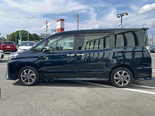 トヨタ ヴォクシー ZS 煌Ⅱ 岐阜県 2019(平31)年 4.4万km ブラッキッシュアゲハガラスフレーク 登録時走行距離43545km/純正１１インチＳＤナビ　/フルセグＴＶ　/両側パワースライドドア　/フリップダウンモニター１２，８インチ　/純正アルミホイール　/純正フロアマット/純正エアロ（前方）/バックカメラ　/前後ドライブレコーダー　/クルーズコントロール　/ドアバイザー/ＬＥＤライト/フォグランプ/オートライト　/ビルトインＥＴＣ/プッシュスタート/スマートキー/スペアキー1本/レーンキープアシスト/アイドリングストップ/横滑り防止装置/盗難防止装置/衝突被害軽減システム/USB入力端子