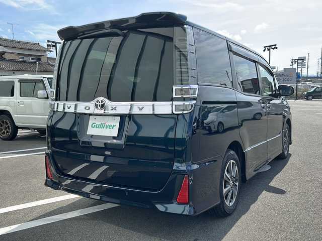 トヨタ ヴォクシー ZS 煌Ⅱ 岐阜県 2019(平31)年 4.4万km ブラッキッシュアゲハガラスフレーク 登録時走行距離43545km/純正１１インチＳＤナビ　/フルセグＴＶ　/両側パワースライドドア　/フリップダウンモニター１２，８インチ　/純正アルミホイール　/純正フロアマット/純正エアロ（前方）/バックカメラ　/前後ドライブレコーダー　/クルーズコントロール　/ドアバイザー/ＬＥＤライト/フォグランプ/オートライト　/ビルトインＥＴＣ/プッシュスタート/スマートキー/スペアキー1本/レーンキープアシスト/アイドリングストップ/横滑り防止装置/盗難防止装置/衝突被害軽減システム/USB入力端子