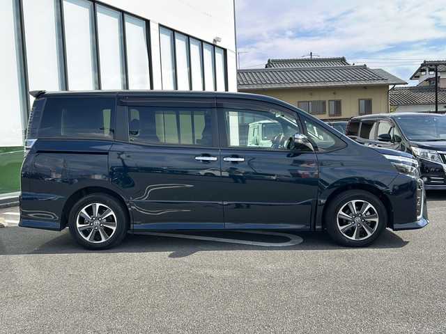 トヨタ ヴォクシー ZS 煌Ⅱ 岐阜県 2019(平31)年 4.4万km ブラッキッシュアゲハガラスフレーク 登録時走行距離43545km/純正１１インチＳＤナビ　/フルセグＴＶ　/両側パワースライドドア　/フリップダウンモニター１２，８インチ　/純正アルミホイール　/純正フロアマット/純正エアロ（前方）/バックカメラ　/前後ドライブレコーダー　/クルーズコントロール　/ドアバイザー/ＬＥＤライト/フォグランプ/オートライト　/ビルトインＥＴＣ/プッシュスタート/スマートキー/スペアキー1本/レーンキープアシスト/アイドリングストップ/横滑り防止装置/盗難防止装置/衝突被害軽減システム/USB入力端子