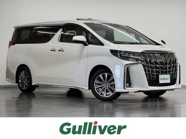 トヨタ アルファード S タイプゴールドⅢ 三重県 2022(令4)年 2.4万km ホワイトパールクリスタルシャイン ガソリン/FF/MTモード付インパネCVT/純正 9インチディスプレイオーディオ（ナビ搭載）/（AM/FM/CD*/DVD*/USB/iPod/Bluetooth/TV*/Miracast/AppleCarPlay/AndroidAuto）*…OP/12.1インチ 後席モニター V12T-R68C（純正）/バックガイドモニター/両側パワースライドドア/ドライブレコーダー 前方/ビルトインETC/Toyota Safety Sense/●プリクラッシュセーフティ/●レーントレーシングアシスト/●レーダークルコン/●ロードサインアシスト/●アダプティブハイビームシステム/・先行車発進告知機能/・クリアランスソナー/ブラインドスポットモニター/・パーキングサポートブレーキ（前後静止物、後方接近車両）/・など/装備/・【OP】ツインムーンルーフ/・【OP】デジタルインナーミラー/3眼LEDヘッドランプ（専用加飾）/・ハーフレザーシート/・左右＆後席独立オートエアコン/・パワーバックドア/・オットマンシート（2nd）/・AC100Vコンセント（100W）/・ステアリングスイッチ/・電子パーキングブレーキ＆ブレーキホールド/・オートライト/・純正18inAW/・保/取/ナビ取/など