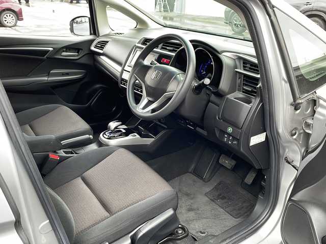 ホンダ フィット ハイブリット Fパッケージ 道北・旭川 2016(平28)年 4.2万km アラバスターシルバーメタリック /４WD//禁煙車//純正ナビ//ＣＤ・ＳＤ・ＢＴ・ワンセグＴＶ//バックカメラ//スマートキー//ワイパーデアイサー//ミラーヒーター//ETC//純正フロアマット//ドアバイザー//横滑り防止機能//ABS//盗難防止装置//スペアキー１