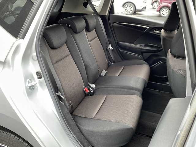 ホンダ フィット ハイブリット Fパッケージ 道北・旭川 2016(平28)年 4.2万km アラバスターシルバーメタリック /４WD//禁煙車//純正ナビ//ＣＤ・ＳＤ・ＢＴ・ワンセグＴＶ//バックカメラ//スマートキー//ワイパーデアイサー//ミラーヒーター//ETC//純正フロアマット//ドアバイザー//横滑り防止機能//ABS//盗難防止装置//スペアキー１