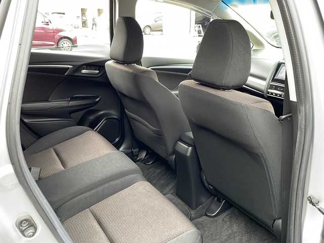 ホンダ フィット ハイブリット Fパッケージ 道北・旭川 2016(平28)年 4.2万km アラバスターシルバーメタリック /４WD//禁煙車//純正ナビ//ＣＤ・ＳＤ・ＢＴ・ワンセグＴＶ//バックカメラ//スマートキー//ワイパーデアイサー//ミラーヒーター//ETC//純正フロアマット//ドアバイザー//横滑り防止機能//ABS//盗難防止装置//スペアキー１