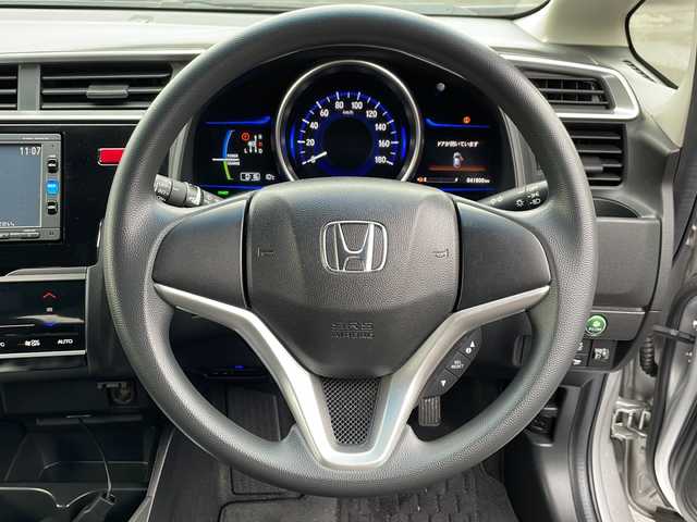 ホンダ フィット ハイブリット Fパッケージ 道北・旭川 2016(平28)年 4.2万km アラバスターシルバーメタリック /４WD//禁煙車//純正ナビ//ＣＤ・ＳＤ・ＢＴ・ワンセグＴＶ//バックカメラ//スマートキー//ワイパーデアイサー//ミラーヒーター//ETC//純正フロアマット//ドアバイザー//横滑り防止機能//ABS//盗難防止装置//スペアキー１