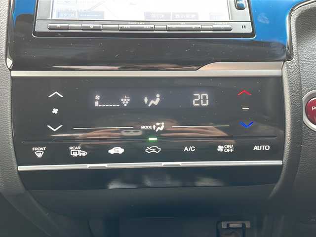 ホンダ フィット ハイブリット Fパッケージ 道北・旭川 2016(平28)年 4.2万km アラバスターシルバーメタリック /４WD//禁煙車//純正ナビ//ＣＤ・ＳＤ・ＢＴ・ワンセグＴＶ//バックカメラ//スマートキー//ワイパーデアイサー//ミラーヒーター//ETC//純正フロアマット//ドアバイザー//横滑り防止機能//ABS//盗難防止装置//スペアキー１