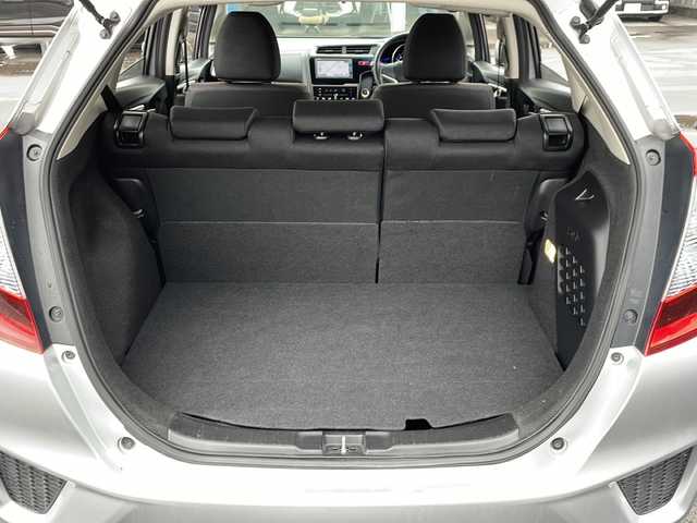 ホンダ フィット ハイブリット Fパッケージ 道北・旭川 2016(平28)年 4.2万km アラバスターシルバーメタリック /４WD//禁煙車//純正ナビ//ＣＤ・ＳＤ・ＢＴ・ワンセグＴＶ//バックカメラ//スマートキー//ワイパーデアイサー//ミラーヒーター//ETC//純正フロアマット//ドアバイザー//横滑り防止機能//ABS//盗難防止装置//スペアキー１