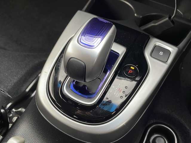 ホンダ フィット ハイブリット Fパッケージ 道北・旭川 2016(平28)年 4.2万km アラバスターシルバーメタリック /４WD//禁煙車//純正ナビ//ＣＤ・ＳＤ・ＢＴ・ワンセグＴＶ//バックカメラ//スマートキー//ワイパーデアイサー//ミラーヒーター//ETC//純正フロアマット//ドアバイザー//横滑り防止機能//ABS//盗難防止装置//スペアキー１