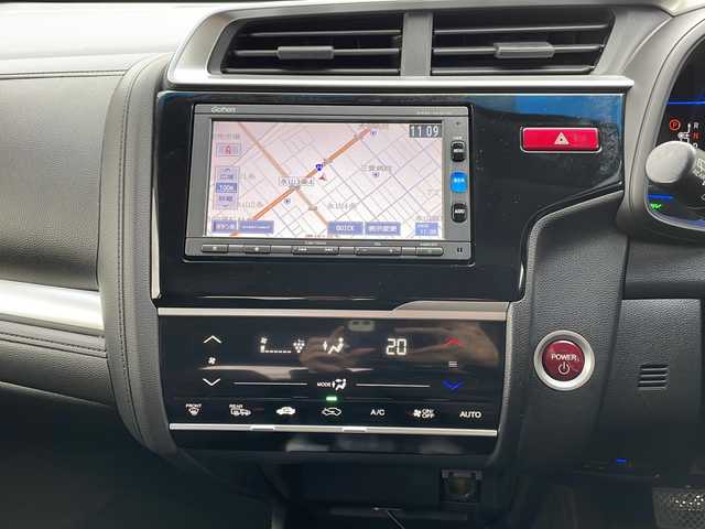 ホンダ フィット ハイブリット Fパッケージ 道北・旭川 2016(平28)年 4.2万km アラバスターシルバーメタリック /４WD//禁煙車//純正ナビ//ＣＤ・ＳＤ・ＢＴ・ワンセグＴＶ//バックカメラ//スマートキー//ワイパーデアイサー//ミラーヒーター//ETC//純正フロアマット//ドアバイザー//横滑り防止機能//ABS//盗難防止装置//スペアキー１