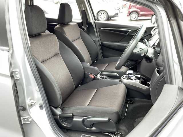 ホンダ フィット ハイブリット Fパッケージ 道北・旭川 2016(平28)年 4.2万km アラバスターシルバーメタリック /４WD//禁煙車//純正ナビ//ＣＤ・ＳＤ・ＢＴ・ワンセグＴＶ//バックカメラ//スマートキー//ワイパーデアイサー//ミラーヒーター//ETC//純正フロアマット//ドアバイザー//横滑り防止機能//ABS//盗難防止装置//スペアキー１