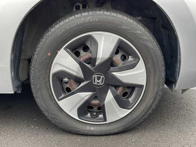 ホンダ フィット ハイブリット Fパッケージ 道北・旭川 2016(平28)年 4.2万km アラバスターシルバーメタリック /４WD//禁煙車//純正ナビ//ＣＤ・ＳＤ・ＢＴ・ワンセグＴＶ//バックカメラ//スマートキー//ワイパーデアイサー//ミラーヒーター//ETC//純正フロアマット//ドアバイザー//横滑り防止機能//ABS//盗難防止装置//スペアキー１