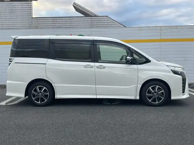 トヨタ ヴォクシー ZS 煌Ⅲ 埼玉県 2021(令3)年 2.8万km ホワイトパールクリスタルシャイン ・ワンオーナー/・純正ディーラーナビ（CD/DVD/BT/フルセグ）/・ハーフレザー/・クルーズコントロール/・コーナーセンサー/・バックカメラ/・ドライブレコーダー/・ETC