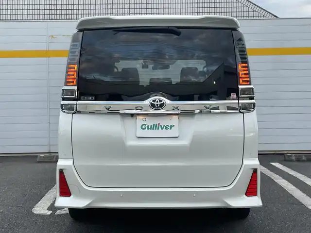 トヨタ ヴォクシー ZS 煌Ⅲ 埼玉県 2021(令3)年 2.8万km ホワイトパールクリスタルシャイン ・ワンオーナー/・純正ディーラーナビ（CD/DVD/BT/フルセグ）/・ハーフレザー/・クルーズコントロール/・コーナーセンサー/・バックカメラ/・ドライブレコーダー/・ETC