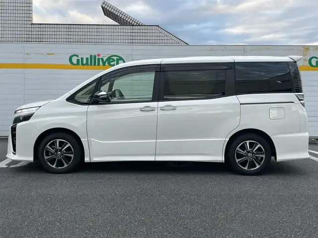 トヨタ ヴォクシー ZS 煌Ⅲ 埼玉県 2021(令3)年 2.8万km ホワイトパールクリスタルシャイン ・ワンオーナー/・純正ディーラーナビ（CD/DVD/BT/フルセグ）/・ハーフレザー/・クルーズコントロール/・コーナーセンサー/・バックカメラ/・ドライブレコーダー/・ETC