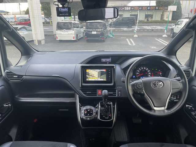 トヨタ ヴォクシー ZS 煌Ⅲ 埼玉県 2021(令3)年 2.8万km ホワイトパールクリスタルシャイン ・ワンオーナー/・純正ディーラーナビ（CD/DVD/BT/フルセグ）/・ハーフレザー/・クルーズコントロール/・コーナーセンサー/・バックカメラ/・ドライブレコーダー/・ETC