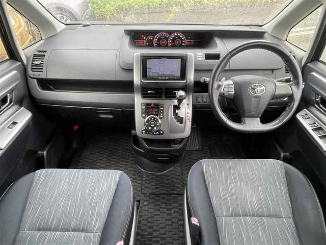 トヨタ ヴォクシー ZS 煌Ⅱ 千葉県 2012(平24)年 9万km ブラック ７インチナビＡＶＩＣ－ＺＨ７７　バックカメラ　　Ｂｌｕｅｔｏｏｔｈ　ＴＶ　両側パワースライドドア　スマートキー　プッシュスタート　キセノンライト　オートライト　１６インチＡＷ