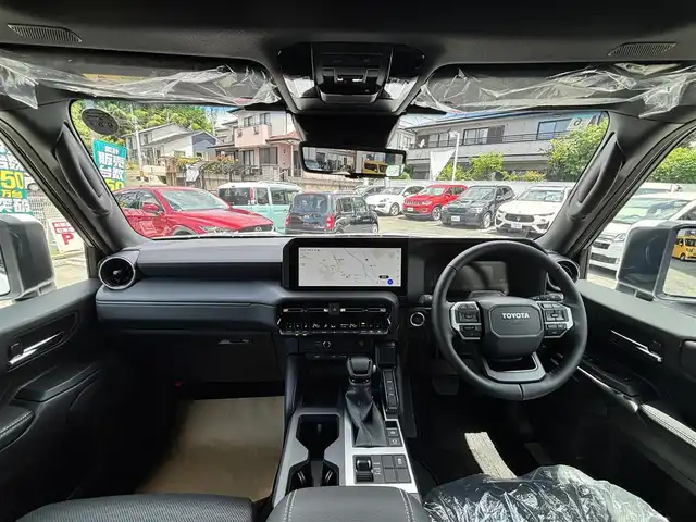 トヨタ ランドクルーザー ２５０ VX 熊本県 2025(令7)年 0.1万km未満 プラチナホワイトパールマイカ ワンオーナー/サンルーフ/4WD/純正ディスプレイオーディオ（ナビ機能付き）/【フルセグTV/Bluetooth/Miracast/HDMI/ラジオ】/パノラミックビューモニター/デジタルインナーミラー/トヨタチームメイト/レーダークルーズコントロール/レーンディパーチャーアラート/ブラインドスポットモニター/プリクラッシュセーフティ/プロアクティブドライビングアシスト/クリアランスソナー/パーキングサポートブレーキ/リヤクロストラフィックアラート/後方車両接近告知/リヤカメラディテクション/安心降車アシスト/周辺車両接近時サポート/ロードサインアシスト/パワーバックドア/黒革シート/運転席パワーシート/前席エアーシート/シートヒーター/ルーフレール/純正18インチAW/ビルトインETC2.0/オートライト/オートハイビーム/LEDヘッドライト/前後フォグランプ/純正フロアマット/保証書