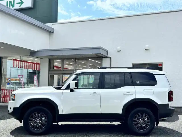 トヨタ ランドクルーザー ２５０ VX 熊本県 2025(令7)年 0.1万km未満 プラチナホワイトパールマイカ ワンオーナー/サンルーフ/4WD/純正ディスプレイオーディオ（ナビ機能付き）/【フルセグTV/Bluetooth/Miracast/HDMI/ラジオ】/パノラミックビューモニター/デジタルインナーミラー/トヨタチームメイト/レーダークルーズコントロール/レーンディパーチャーアラート/ブラインドスポットモニター/プリクラッシュセーフティ/プロアクティブドライビングアシスト/クリアランスソナー/パーキングサポートブレーキ/リヤクロストラフィックアラート/後方車両接近告知/リヤカメラディテクション/安心降車アシスト/周辺車両接近時サポート/ロードサインアシスト/パワーバックドア/黒革シート/運転席パワーシート/前席エアーシート/シートヒーター/ルーフレール/純正18インチAW/ビルトインETC2.0/オートライト/オートハイビーム/LEDヘッドライト/前後フォグランプ/純正フロアマット/保証書