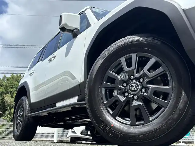 トヨタ ランドクルーザー ２５０ VX 熊本県 2025(令7)年 0.1万km未満 プラチナホワイトパールマイカ ワンオーナー/サンルーフ/4WD/純正ディスプレイオーディオ（ナビ機能付き）/【フルセグTV/Bluetooth/Miracast/HDMI/ラジオ】/パノラミックビューモニター/デジタルインナーミラー/トヨタチームメイト/レーダークルーズコントロール/レーンディパーチャーアラート/ブラインドスポットモニター/プリクラッシュセーフティ/プロアクティブドライビングアシスト/クリアランスソナー/パーキングサポートブレーキ/リヤクロストラフィックアラート/後方車両接近告知/リヤカメラディテクション/安心降車アシスト/周辺車両接近時サポート/ロードサインアシスト/パワーバックドア/黒革シート/運転席パワーシート/前席エアーシート/シートヒーター/ルーフレール/純正18インチAW/ビルトインETC2.0/オートライト/オートハイビーム/LEDヘッドライト/前後フォグランプ/純正フロアマット/保証書