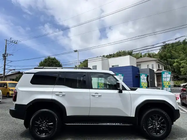 トヨタ ランドクルーザー ２５０ VX 熊本県 2025(令7)年 0.1万km未満 プラチナホワイトパールマイカ ワンオーナー/サンルーフ/4WD/純正ディスプレイオーディオ（ナビ機能付き）/【フルセグTV/Bluetooth/Miracast/HDMI/ラジオ】/パノラミックビューモニター/デジタルインナーミラー/トヨタチームメイト/レーダークルーズコントロール/レーンディパーチャーアラート/ブラインドスポットモニター/プリクラッシュセーフティ/プロアクティブドライビングアシスト/クリアランスソナー/パーキングサポートブレーキ/リヤクロストラフィックアラート/後方車両接近告知/リヤカメラディテクション/安心降車アシスト/周辺車両接近時サポート/ロードサインアシスト/パワーバックドア/黒革シート/運転席パワーシート/前席エアーシート/シートヒーター/ルーフレール/純正18インチAW/ビルトインETC2.0/オートライト/オートハイビーム/LEDヘッドライト/前後フォグランプ/純正フロアマット/保証書