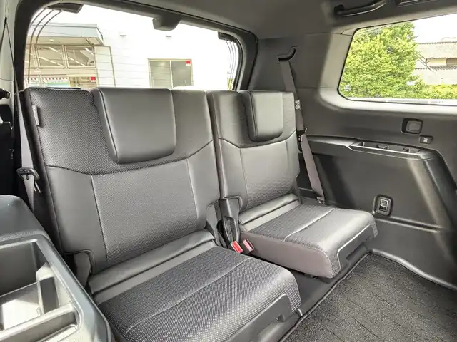 トヨタ ランドクルーザー ２５０ VX 熊本県 2025(令7)年 0.1万km未満 プラチナホワイトパールマイカ ワンオーナー/サンルーフ/4WD/純正ディスプレイオーディオ（ナビ機能付き）/【フルセグTV/Bluetooth/Miracast/HDMI/ラジオ】/パノラミックビューモニター/デジタルインナーミラー/トヨタチームメイト/レーダークルーズコントロール/レーンディパーチャーアラート/ブラインドスポットモニター/プリクラッシュセーフティ/プロアクティブドライビングアシスト/クリアランスソナー/パーキングサポートブレーキ/リヤクロストラフィックアラート/後方車両接近告知/リヤカメラディテクション/安心降車アシスト/周辺車両接近時サポート/ロードサインアシスト/パワーバックドア/黒革シート/運転席パワーシート/前席エアーシート/シートヒーター/ルーフレール/純正18インチAW/ビルトインETC2.0/オートライト/オートハイビーム/LEDヘッドライト/前後フォグランプ/純正フロアマット/保証書