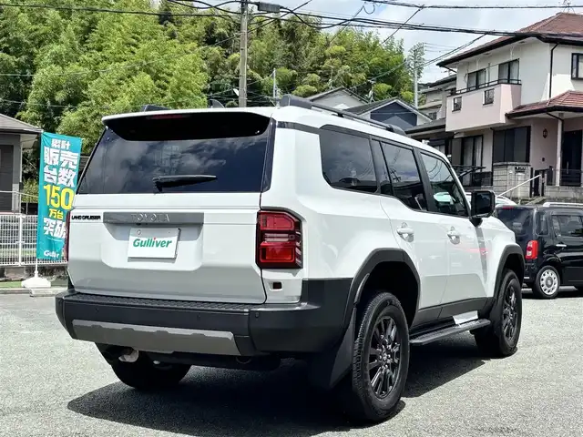 トヨタ ランドクルーザー ２５０ VX 熊本県 2025(令7)年 0.1万km未満 プラチナホワイトパールマイカ ワンオーナー/サンルーフ/4WD/純正ディスプレイオーディオ（ナビ機能付き）/【フルセグTV/Bluetooth/Miracast/HDMI/ラジオ】/パノラミックビューモニター/デジタルインナーミラー/トヨタチームメイト/レーダークルーズコントロール/レーンディパーチャーアラート/ブラインドスポットモニター/プリクラッシュセーフティ/プロアクティブドライビングアシスト/クリアランスソナー/パーキングサポートブレーキ/リヤクロストラフィックアラート/後方車両接近告知/リヤカメラディテクション/安心降車アシスト/周辺車両接近時サポート/ロードサインアシスト/パワーバックドア/黒革シート/運転席パワーシート/前席エアーシート/シートヒーター/ルーフレール/純正18インチAW/ビルトインETC2.0/オートライト/オートハイビーム/LEDヘッドライト/前後フォグランプ/純正フロアマット/保証書