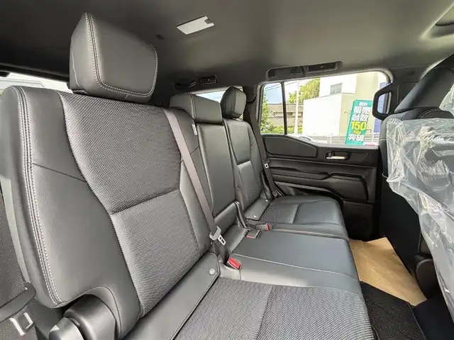 トヨタ ランドクルーザー ２５０ VX 熊本県 2025(令7)年 0.1万km未満 プラチナホワイトパールマイカ ワンオーナー/サンルーフ/4WD/純正ディスプレイオーディオ（ナビ機能付き）/【フルセグTV/Bluetooth/Miracast/HDMI/ラジオ】/パノラミックビューモニター/デジタルインナーミラー/トヨタチームメイト/レーダークルーズコントロール/レーンディパーチャーアラート/ブラインドスポットモニター/プリクラッシュセーフティ/プロアクティブドライビングアシスト/クリアランスソナー/パーキングサポートブレーキ/リヤクロストラフィックアラート/後方車両接近告知/リヤカメラディテクション/安心降車アシスト/周辺車両接近時サポート/ロードサインアシスト/パワーバックドア/黒革シート/運転席パワーシート/前席エアーシート/シートヒーター/ルーフレール/純正18インチAW/ビルトインETC2.0/オートライト/オートハイビーム/LEDヘッドライト/前後フォグランプ/純正フロアマット/保証書
