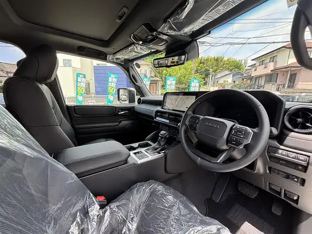 トヨタ ランドクルーザー ２５０ VX 熊本県 2025(令7)年 0.1万km未満 プラチナホワイトパールマイカ ワンオーナー/サンルーフ/4WD/純正ディスプレイオーディオ（ナビ機能付き）/【フルセグTV/Bluetooth/Miracast/HDMI/ラジオ】/パノラミックビューモニター/デジタルインナーミラー/トヨタチームメイト/レーダークルーズコントロール/レーンディパーチャーアラート/ブラインドスポットモニター/プリクラッシュセーフティ/プロアクティブドライビングアシスト/クリアランスソナー/パーキングサポートブレーキ/リヤクロストラフィックアラート/後方車両接近告知/リヤカメラディテクション/安心降車アシスト/周辺車両接近時サポート/ロードサインアシスト/パワーバックドア/黒革シート/運転席パワーシート/前席エアーシート/シートヒーター/ルーフレール/純正18インチAW/ビルトインETC2.0/オートライト/オートハイビーム/LEDヘッドライト/前後フォグランプ/純正フロアマット/保証書