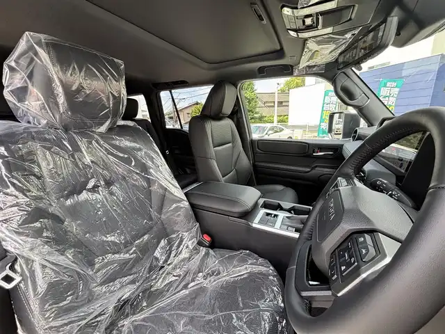 トヨタ ランドクルーザー ２５０ VX 熊本県 2025(令7)年 0.1万km未満 プラチナホワイトパールマイカ ワンオーナー/サンルーフ/4WD/純正ディスプレイオーディオ（ナビ機能付き）/【フルセグTV/Bluetooth/Miracast/HDMI/ラジオ】/パノラミックビューモニター/デジタルインナーミラー/トヨタチームメイト/レーダークルーズコントロール/レーンディパーチャーアラート/ブラインドスポットモニター/プリクラッシュセーフティ/プロアクティブドライビングアシスト/クリアランスソナー/パーキングサポートブレーキ/リヤクロストラフィックアラート/後方車両接近告知/リヤカメラディテクション/安心降車アシスト/周辺車両接近時サポート/ロードサインアシスト/パワーバックドア/黒革シート/運転席パワーシート/前席エアーシート/シートヒーター/ルーフレール/純正18インチAW/ビルトインETC2.0/オートライト/オートハイビーム/LEDヘッドライト/前後フォグランプ/純正フロアマット/保証書