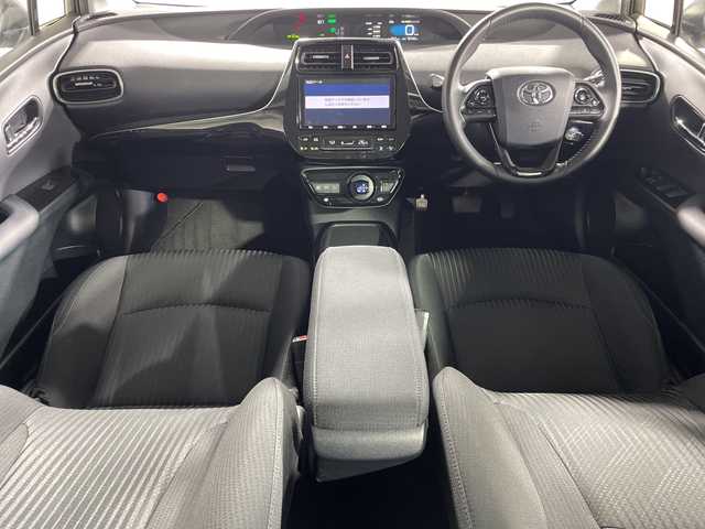 トヨタ プリウス A 神奈川県 2019(令1)年 5.5万km ホワイトパールクリスタルシャイン 純正9インチナビ/(CD、DVD、Bluetooth、フルセグTV)/バックカメラ/トヨタセーフティーセンス/BSM/パーキングアシスト/前後クリアランスソナー/HUD(ヘッドアップディスプレイ)/ビルトインETC/社外前方ドライブレコーダー/革巻きステアリング/ステアリングスイッチ/D席パワーシート/LEDヘッドライト/オートライト/オートハイビーム/LEDフォグランプ/純正15インチアルミホイール/プッシュスタート/スマートキー