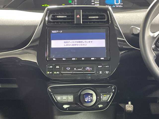 トヨタ プリウス A 神奈川県 2019(令1)年 5.5万km ホワイトパールクリスタルシャイン 純正9インチナビ/(CD、DVD、Bluetooth、フルセグTV)/バックカメラ/トヨタセーフティーセンス/BSM/パーキングアシスト/前後クリアランスソナー/HUD(ヘッドアップディスプレイ)/ビルトインETC/社外前方ドライブレコーダー/革巻きステアリング/ステアリングスイッチ/D席パワーシート/LEDヘッドライト/オートライト/オートハイビーム/LEDフォグランプ/純正15インチアルミホイール/プッシュスタート/スマートキー