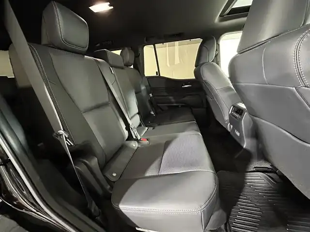 トヨタ ランドクルーザー ２５０ VX 佐賀県 2024(令6)年 0.4万km ブラック トヨタセーフティセンス/レーンディパーチャーアラート/レーントレーシングアシスト/プリクラッシュセーフティ/ブラインドスポットモニター/プロアクティブドライビングアシスト/クリアランスソナー/リヤクロストラフィックアラート/リヤカメラディテクション/後方車両接近告知/安心降車アシスト/周辺車両接近時サポート/ロードサインアシスト/レーダークルーズコントロール/サンルーフ/純正12インチディスプレイオーディオ/フルセグTV/BT/AM・FM/AppleCarPlay・AndroidAuto/USB/HDMI/パノラミックビューモニター/デジタルインナーミラー/ビルトインETC2.0/革巻きステアリング/ステアリングスイッチ/ステアリングヒーター/ブラックレザーシート/前席シートヒーター/エアシート/D席パワーシート/LEDヘッドライト/オートマチックハイビーム/オートライト/フォグランプ/ヘッドライトウォッシャー/電動パーキングブレーキ/オートホールド/スマートキー/プッシュスタート/純正フロアマット/純正18インチアルミホイール/ルーフレール/4WD/トランスファースイッチ