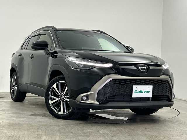 トヨタ カローラ クロス ハイブリッド Z 三重県 2024(令6)年 3.3万km アティチュードブラックマイカ 純正ナビ/・AM/FM/フルセグ/Bluetooth/USB/バックカメラ/トヨタセーフティセンス/・レーダークルーズコントロール/・リアクロストラフィックアラート/・ロードサインアシスト/・クリアランスソナー/・プリクラッシュセーフティ/・ブラインドスポットモニター/・パーキングサポートブレーキ/パワーバックドア/ハーフレザーシート/オートハイビーム/前席シートヒーター/ビルトインETC2.0/ステアリングスイッチ/純正18インチAW/ルーフレール