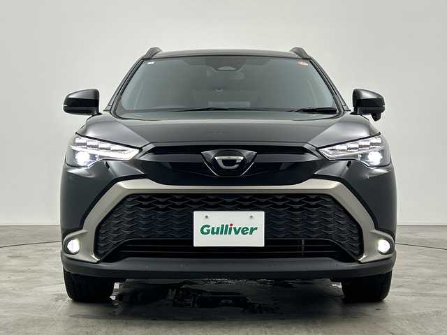 トヨタ カローラ クロス ハイブリッド Z 三重県 2024(令6)年 3.3万km アティチュードブラックマイカ 純正ナビ/・AM/FM/フルセグ/Bluetooth/USB/バックカメラ/トヨタセーフティセンス/・レーダークルーズコントロール/・リアクロストラフィックアラート/・ロードサインアシスト/・クリアランスソナー/・プリクラッシュセーフティ/・ブラインドスポットモニター/・パーキングサポートブレーキ/パワーバックドア/ハーフレザーシート/オートハイビーム/前席シートヒーター/ビルトインETC2.0/ステアリングスイッチ/純正18インチAW/ルーフレール