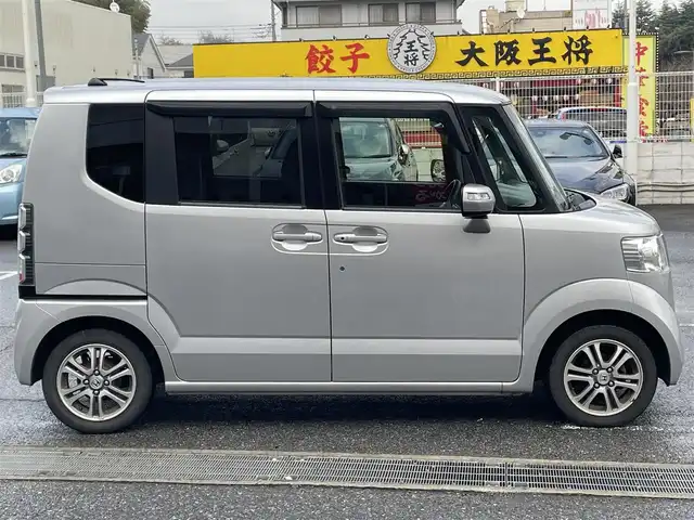 ホンダ Ｎ ＢＯＸ G SSパッケージ 千葉県 2015(平27)年 6.2万km カトラリーシルバーM 純正ナビ【ワンセグ、BT、DVD、CD】/前席シートヒーター/純正14インチアルミホイール/ETC/バックカメラ/両側パワースライドドア/オートライト/ステアリングスイッチ/プッシュスタート/アイドリングストップ/純正フロアマット/取説・ナビ説/スマートキー×２