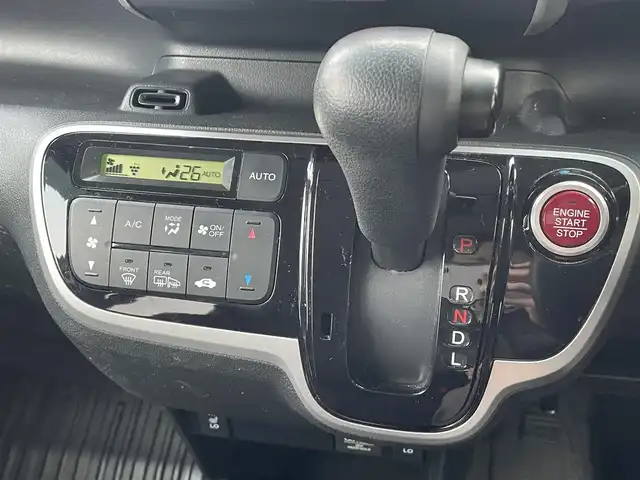 ホンダ Ｎ ＢＯＸ G SSパッケージ 千葉県 2015(平27)年 6.2万km カトラリーシルバーM 純正ナビ【ワンセグ、BT、DVD、CD】/前席シートヒーター/純正14インチアルミホイール/ETC/バックカメラ/両側パワースライドドア/オートライト/ステアリングスイッチ/プッシュスタート/アイドリングストップ/純正フロアマット/取説・ナビ説/スマートキー×２