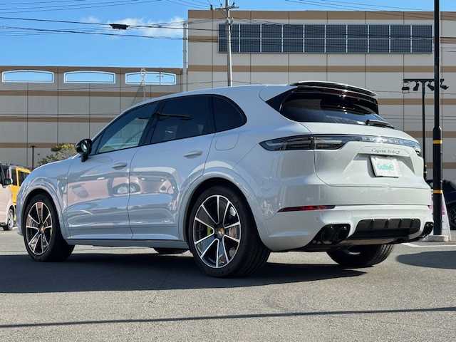 ポルシェ ポルシェ カイエン ターボS E－HV 宮城県 2021(令3)年 2.4万km パール 登録時走行距離23533km/純正オービスレーダー/純正フロアマット/パノラミックサンルーフ/追従式クルーズコントロール/パドルシフト/ETC2.0/スペアキー/ブルXスタースピーカー/パワーバックドア/レザーシート/純正アルミホイール/純正黄緑キャリパー/全席シートヒーター/全席エアシート/アラウンドビューモニター/アクティブサスペンションマネージメント/パーキングアシスト/衝突警告システム/距離警告システム/ヘッドアップディスプレイ/車線変更アシスト