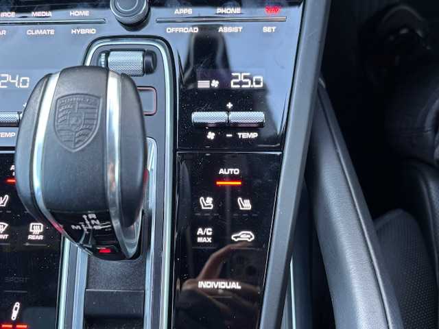 ポルシェ ポルシェ カイエン ターボS E－HV 宮城県 2021(令3)年 2.4万km パール 登録時走行距離23533km/純正オービスレーダー/純正フロアマット/パノラミックサンルーフ/追従式クルーズコントロール/パドルシフト/ETC2.0/スペアキー/ブルXスタースピーカー/パワーバックドア/レザーシート/純正アルミホイール/純正黄緑キャリパー/全席シートヒーター/全席エアシート/アラウンドビューモニター/アクティブサスペンションマネージメント/パーキングアシスト/衝突警告システム/距離警告システム/ヘッドアップディスプレイ/車線変更アシスト