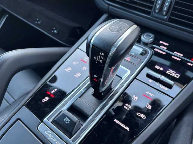 ポルシェ ポルシェ カイエン ターボS E－HV 宮城県 2021(令3)年 2.4万km パール 登録時走行距離23533km/純正オービスレーダー/純正フロアマット/パノラミックサンルーフ/追従式クルーズコントロール/パドルシフト/ETC2.0/スペアキー/ブルXスタースピーカー/パワーバックドア/レザーシート/純正アルミホイール/純正黄緑キャリパー/全席シートヒーター/全席エアシート/アラウンドビューモニター/アクティブサスペンションマネージメント/パーキングアシスト/衝突警告システム/距離警告システム/ヘッドアップディスプレイ/車線変更アシスト