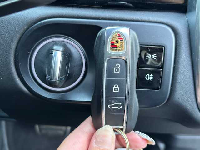 ポルシェ ポルシェ カイエン ターボS E－HV 宮城県 2021(令3)年 2.4万km パール 登録時走行距離23533km/純正オービスレーダー/純正フロアマット/パノラミックサンルーフ/追従式クルーズコントロール/パドルシフト/ETC2.0/スペアキー/ブルXスタースピーカー/パワーバックドア/レザーシート/純正アルミホイール/純正黄緑キャリパー/全席シートヒーター/全席エアシート/アラウンドビューモニター/アクティブサスペンションマネージメント/パーキングアシスト/衝突警告システム/距離警告システム/ヘッドアップディスプレイ/車線変更アシスト