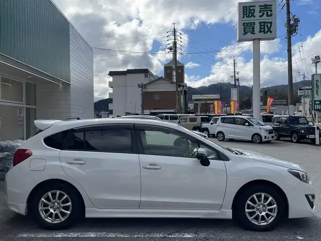 スバル インプレッサ スポーツ 1．6i－S 岐阜県 2015(平27)年 14.5万km クリスタルホワイトP ワンオーナー/4WD/SDナビ/【Bluetooth．CD.DVD.AM/FM．USB】/ハーフレザーシート/純正フロアマット/バックカメラ/ETC/横滑り防止装置/ウィンカーミラー/ドアバイザー/キセノンヘッドライト/フォグライト/スマートキー/積み込みサマータイヤ/保証書/取扱説明書/スペアキー