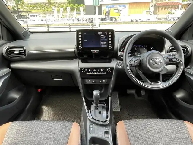 トヨタ ヤリスクロス Z アドベンチャー 岐阜県 2023(令5)年 1.3万km ブラックマイカ 純正ディスプレイオーディオ/AM FM BT TV/バックカメラ/ハーフレザー/前席パワーシート/前席シートヒーター/電動リアゲート/ステアリングヒーター/純正フロアマット/オートライト/エンジンスターター/ウインカーミラー/フォグライト