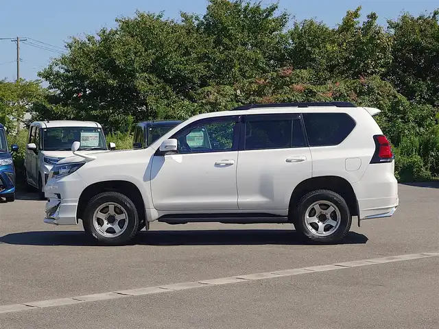トヨタ ランドクルーザー プラド TX Lパッケージ 山形県 2022(令4)年 2.7万km ホワイトパールクリスタルシャイン ワンオーナー車/4WD/サンルーフ/7人乗り/MODELLISTAエアロ/セーフティセンス/レザーシート/パワーシート/シートヒーター/エアシート/横滑り防止装置/純正オーディオ/　【CD USB AUX】/コーナーセンサー/LEDライト/フォグランプ/ウィンカーミラー/純正フロアマット/純正ドアバイザー/保証書、取説あり