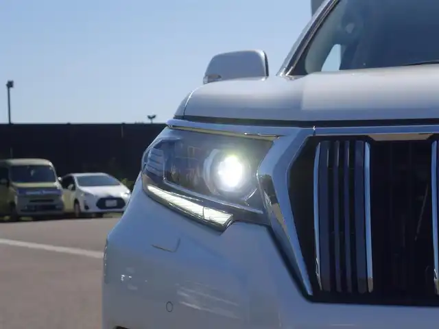 トヨタ ランドクルーザー プラド TX Lパッケージ 山形県 2022(令4)年 2.7万km ホワイトパールクリスタルシャイン ワンオーナー車/4WD/サンルーフ/7人乗り/MODELLISTAエアロ/セーフティセンス/レザーシート/パワーシート/シートヒーター/エアシート/横滑り防止装置/純正オーディオ/　【CD USB AUX】/コーナーセンサー/LEDライト/フォグランプ/ウィンカーミラー/純正フロアマット/純正ドアバイザー/保証書、取説あり
