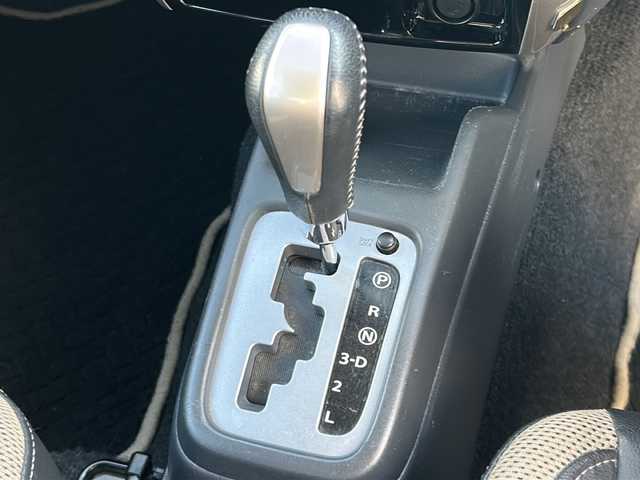 スズキ ジムニー ランドベンチャー 沖縄県 2016(平28)年 5.3万km クールカーキPM 社外ナビ/（ＡＭ／ＦＭ／ＣＤ／ＤＶＤ／ＢＴ）　/フルセグＴＶ　/純正１６インチアルミホイール　/リモコンキー　/ＬＥＤヘッドライト　/ＥＴＣ　/ハーフレザーシート　/シートヒーター　/純正フロアマット　/横滑り防止装置