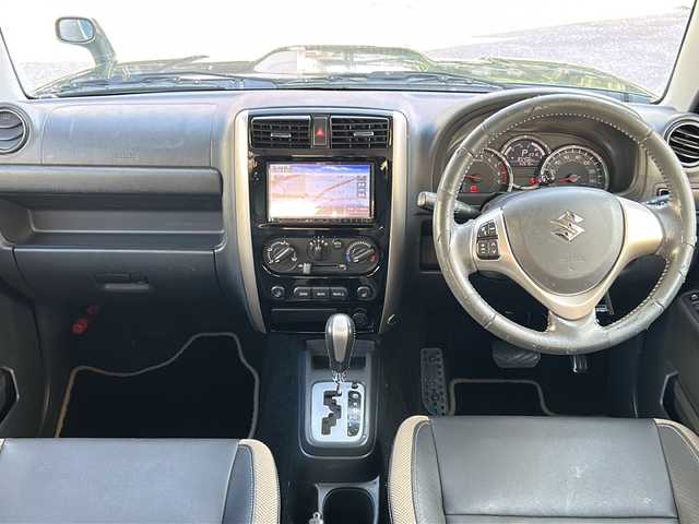 スズキ ジムニー ランドベンチャー 沖縄県 2016(平28)年 5.3万km クールカーキPM 社外ナビ/（ＡＭ／ＦＭ／ＣＤ／ＤＶＤ／ＢＴ）　/フルセグＴＶ　/純正１６インチアルミホイール　/リモコンキー　/ＬＥＤヘッドライト　/ＥＴＣ　/ハーフレザーシート　/シートヒーター　/純正フロアマット　/横滑り防止装置