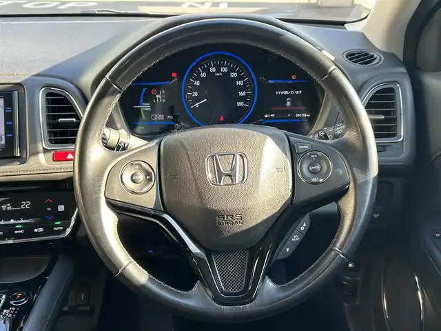 ホンダ ヴェゼル ハイブリッド Z 岡山県 2015(平27)年 4.6万km クリスタルブラックパール 登録時走行距離45112km/純正SDナビ(CD&DVD&USB&BT)/バックカメラ/ETC/フルセグTV/プッシュスタート/スマートキー/クルーズコントロール/衝突軽減システム/保証書/取扱説明書