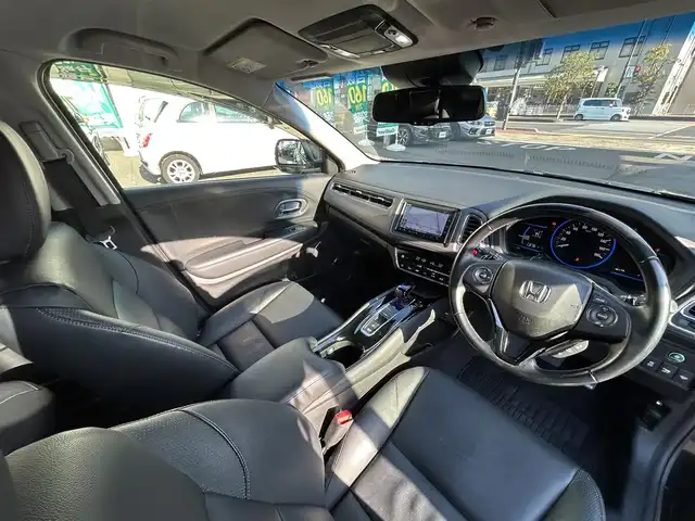 ホンダ ヴェゼル ハイブリッド Z 岡山県 2015(平27)年 4.6万km クリスタルブラックパール 登録時走行距離45112km/純正SDナビ(CD&DVD&USB&BT)/バックカメラ/ETC/フルセグTV/プッシュスタート/スマートキー/クルーズコントロール/衝突軽減システム/保証書/取扱説明書